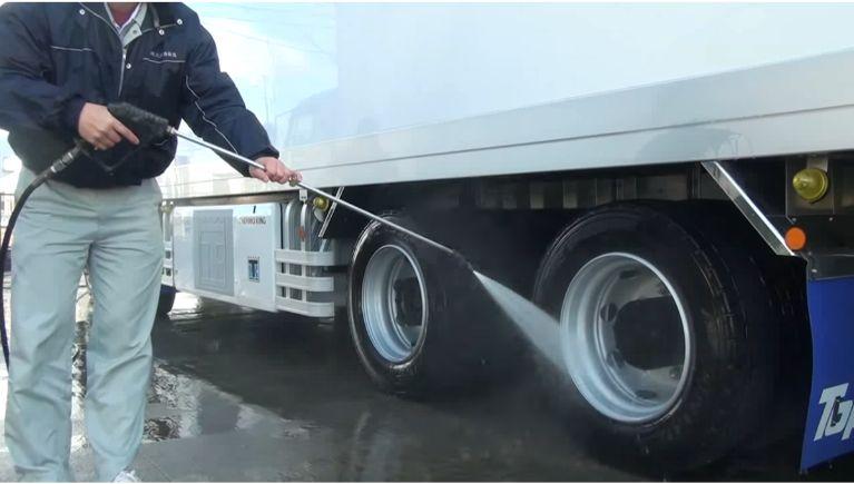 大型トラックなどの運搬車両の洗浄