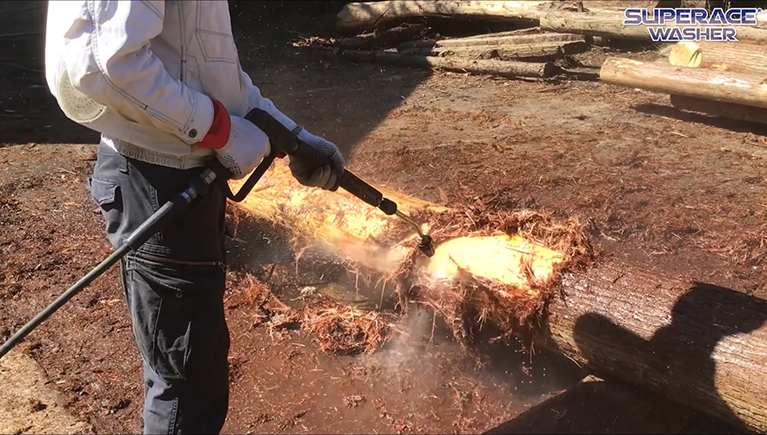 木材の皮剥ぎと洗浄（5）