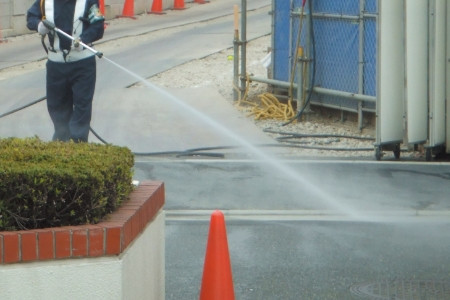 建設現場出入口での車両洗浄