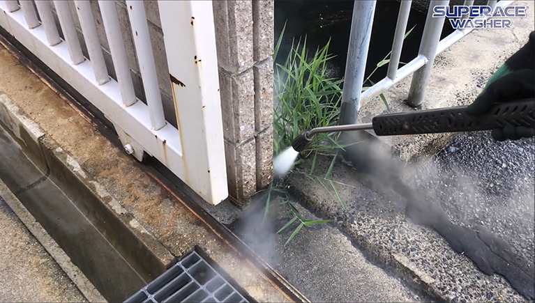 除草作業に温水高圧洗浄機？